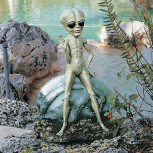 Design Toscano DB383016 15 Inch Roswell the Alien With Spacecraft Statue